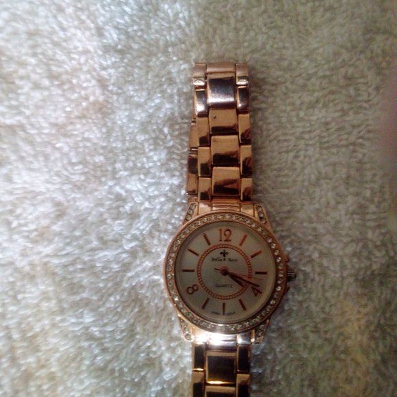 A woman's gold watch with diamonds - Picture 1 of 2